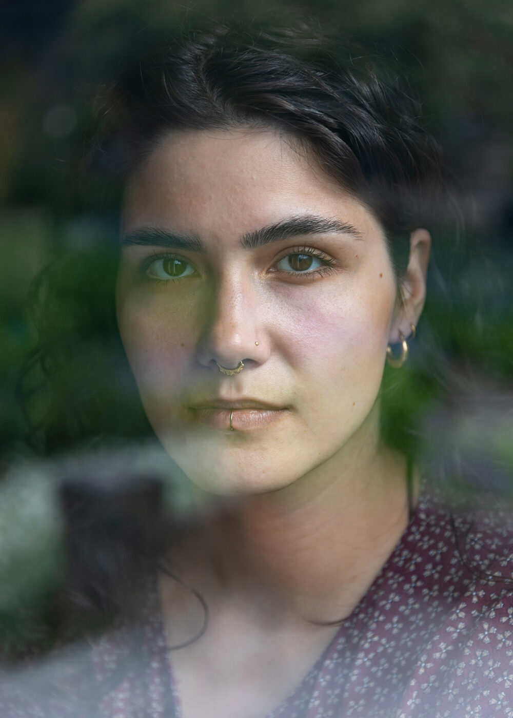 HAGAZUSSA Cathy (24) aus Hannover identifiziert sich als moderne Hexe. Sie glaubt schon lange an die Kraft der Natur und lebt im Einklang mit dem Wandel der Jahreszeiten. Kräuter und Pflanzen sind ihr besonders wichtig.