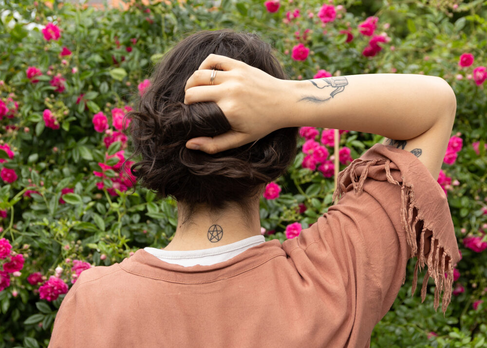 HAGAZUSSA Cathy (24) aus Hannover identifiziert sich als moderne Hexe. Sie glaubt schon lange an die Kraft der Natur und lebt im Einklang mit dem Wandel der Jahreszeiten. Kräuter und Pflanzen sind ihr besonders wichtig.