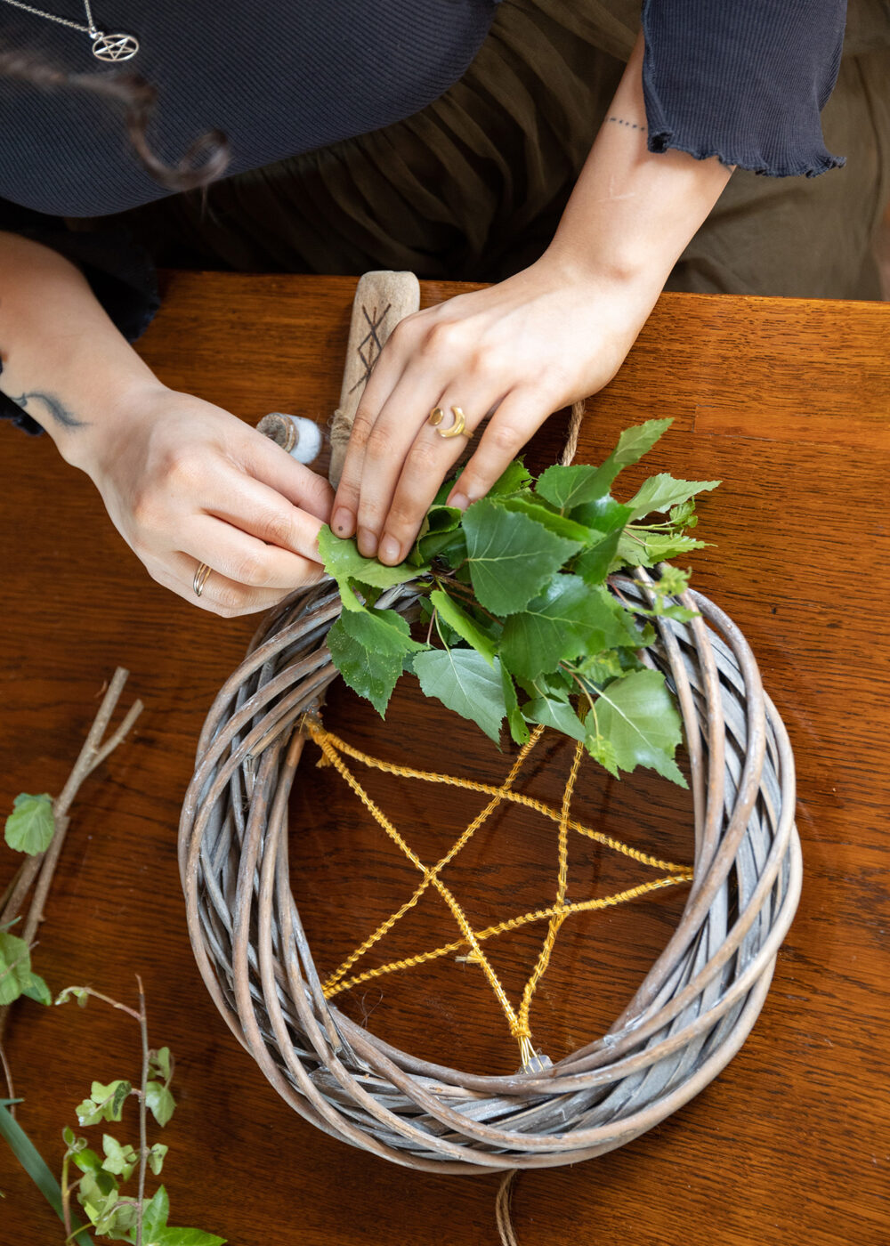 HAGAZUSSA Cathy (24) aus Hannover identifiziert sich als moderne Hexe. Sie glaubt schon lange an die Kraft der Natur und lebt im Einklang mit dem Wandel der Jahreszeiten. Kräuter und Pflanzen sind ihr besonders wichtig.
