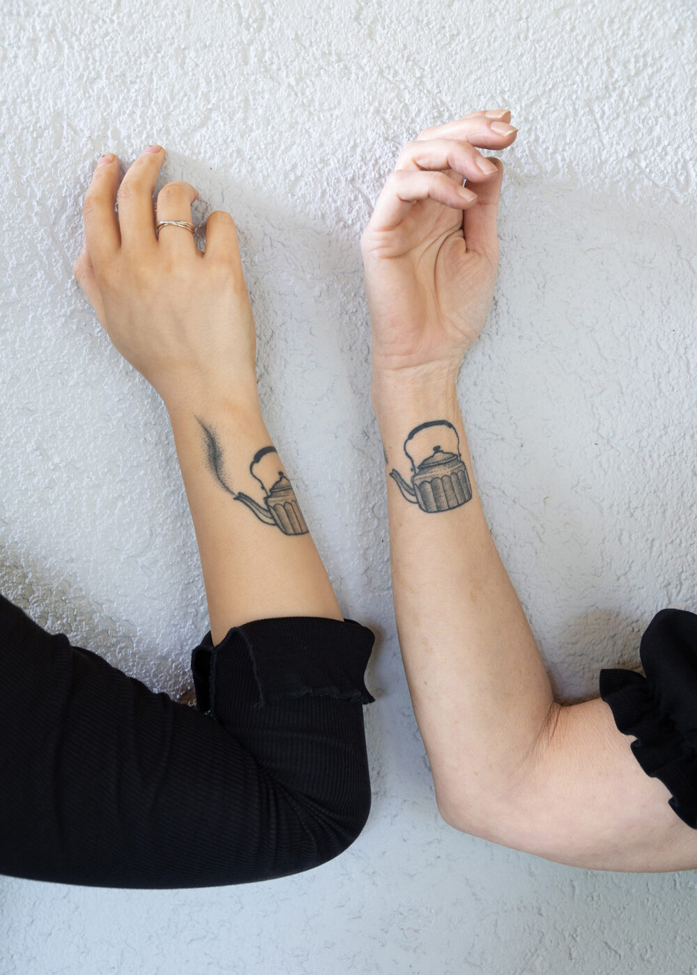 HAGAZUSSA Cathy (24) aus Hannover identifiziert sich als moderne Hexe. Sie glaubt schon lange an die Kraft der Natur und lebt im Einklang mit dem Wandel der Jahreszeiten. Kräuter und Pflanzen sind ihr besonders wichtig.